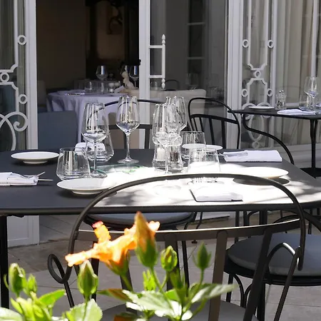 Les Jardins D'alienor Otel 4*