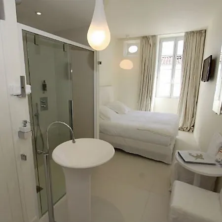 Les Jardins D'alienor 호텔 4*