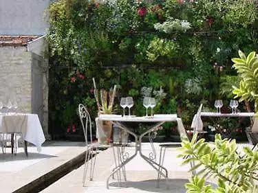 Les Jardins D'alienor 호텔